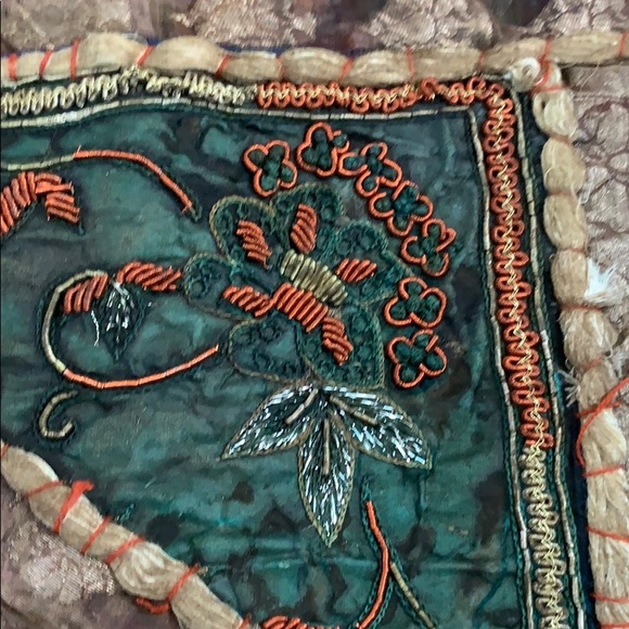 Beautiful embroidered pillow or art piece - Picture 4 of 8